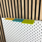Drei TOP-Ablagen auf der Oberkante einer weißen IKEA SKÅDIS Lochwand vor Holzwand