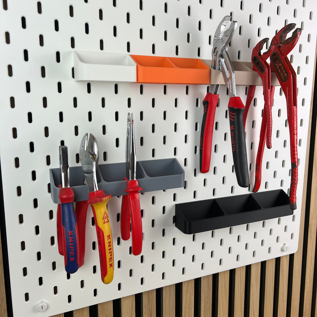 Zangenhalterungen an weißer IKEA SKÅDIS Lochwand mit Zangen und Schraubendrehern bestückt