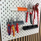 Zangenhalterungen an weißer IKEA SKÅDIS Lochwand mit Zangen und Schraubendrehern bestückt